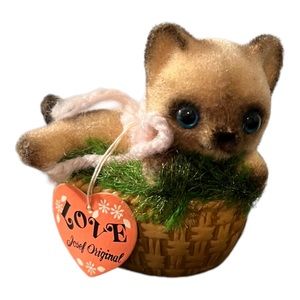 JOSEF ORIGINALS Fuzzy Cat Kitten in Ceramic Basket Glass Eyes, Heart Hang Tag